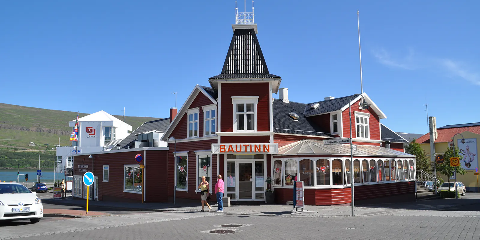 Pittoresco negozio rosso ad Akureyri