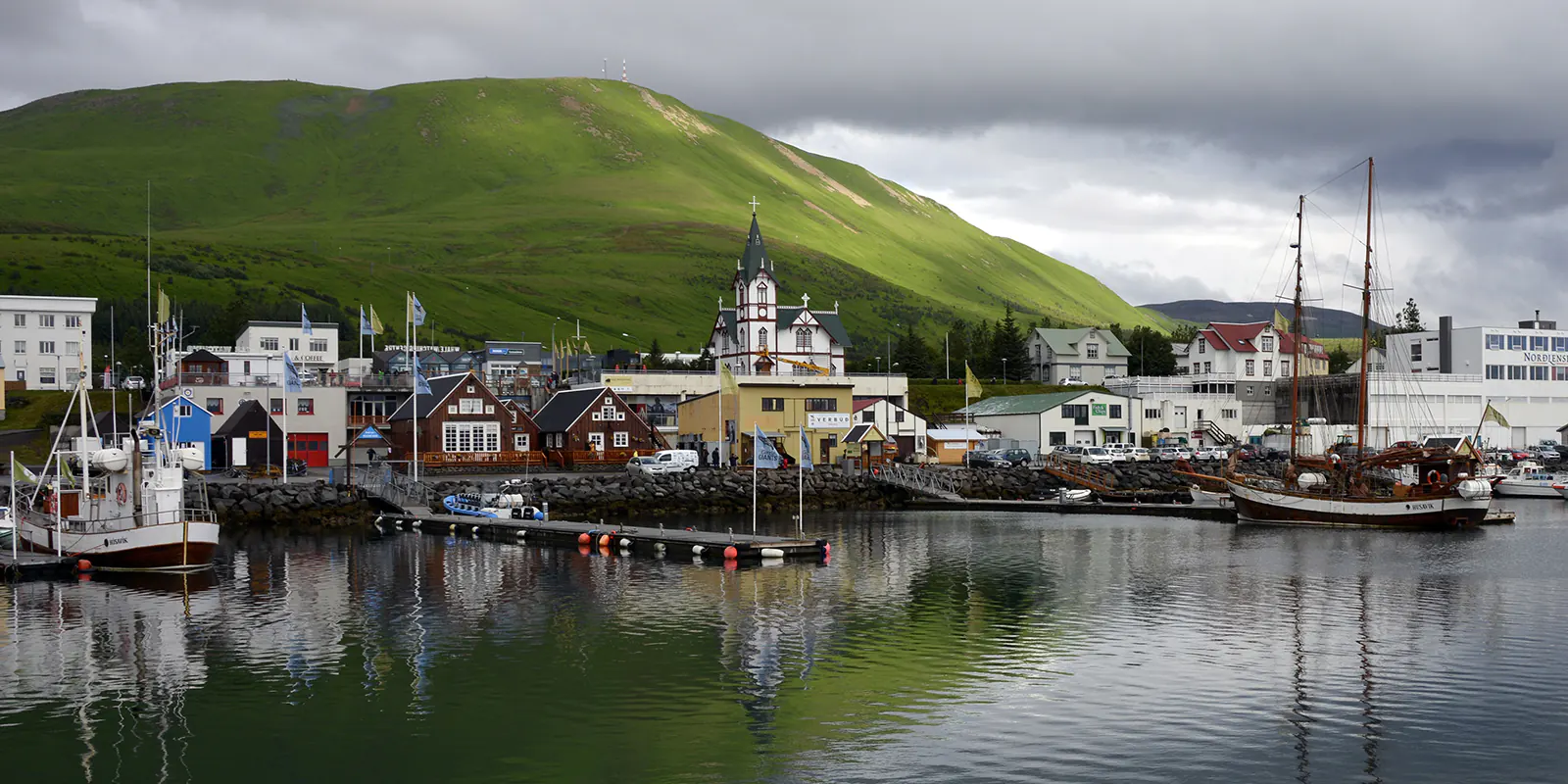 Pintoresco paisaje y puerto de Húsavík