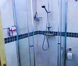 Iceland guesthouse shower